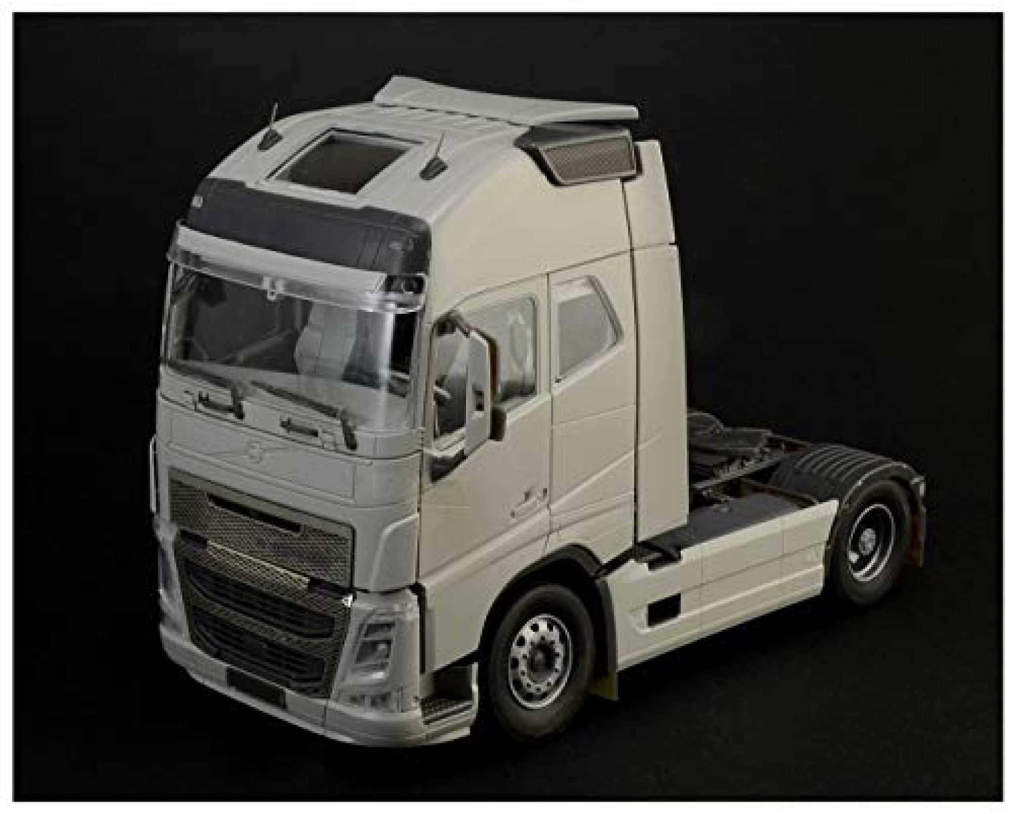 Italeri 3942 1:24 Volvo FH4 Globetrotter Medium Roof Truck Plastic